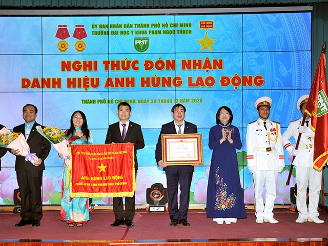 Trường ĐH Y Khoa Phạm Ngọc Thạch đón nhận danh hiệu Anh hùng Lao động
