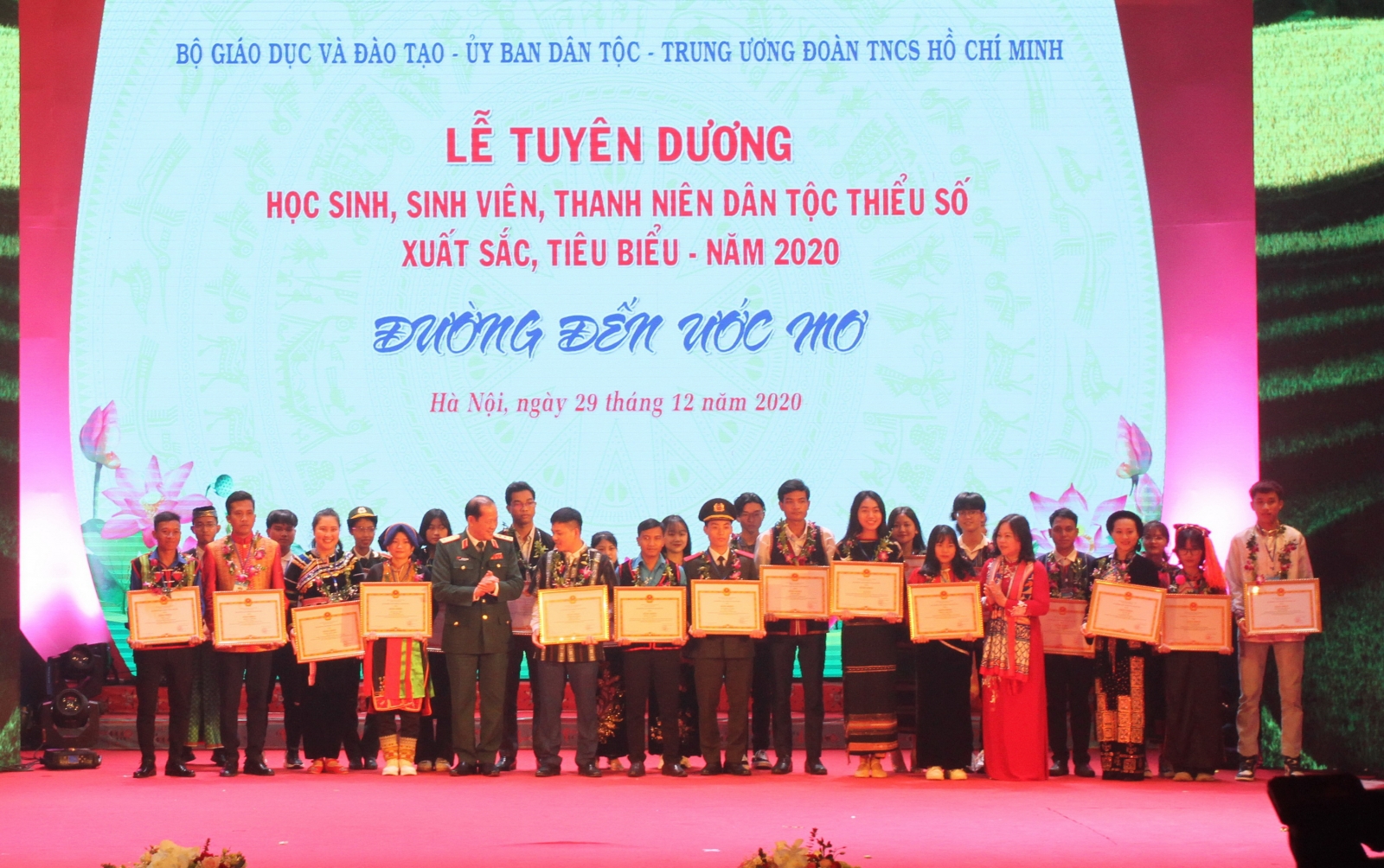 Tuyên dương 145 học sinh dân tộc thiểu số xuất sắc tiêu biểu - Ảnh minh hoạ 4