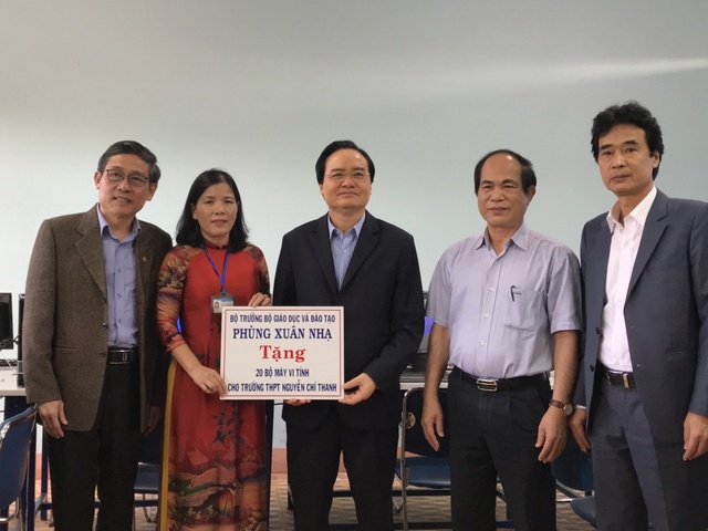 Bộ trưởng Phùng Xuân Nhạ tặng 20 bộ máy tính cho học sinh Gia Lai