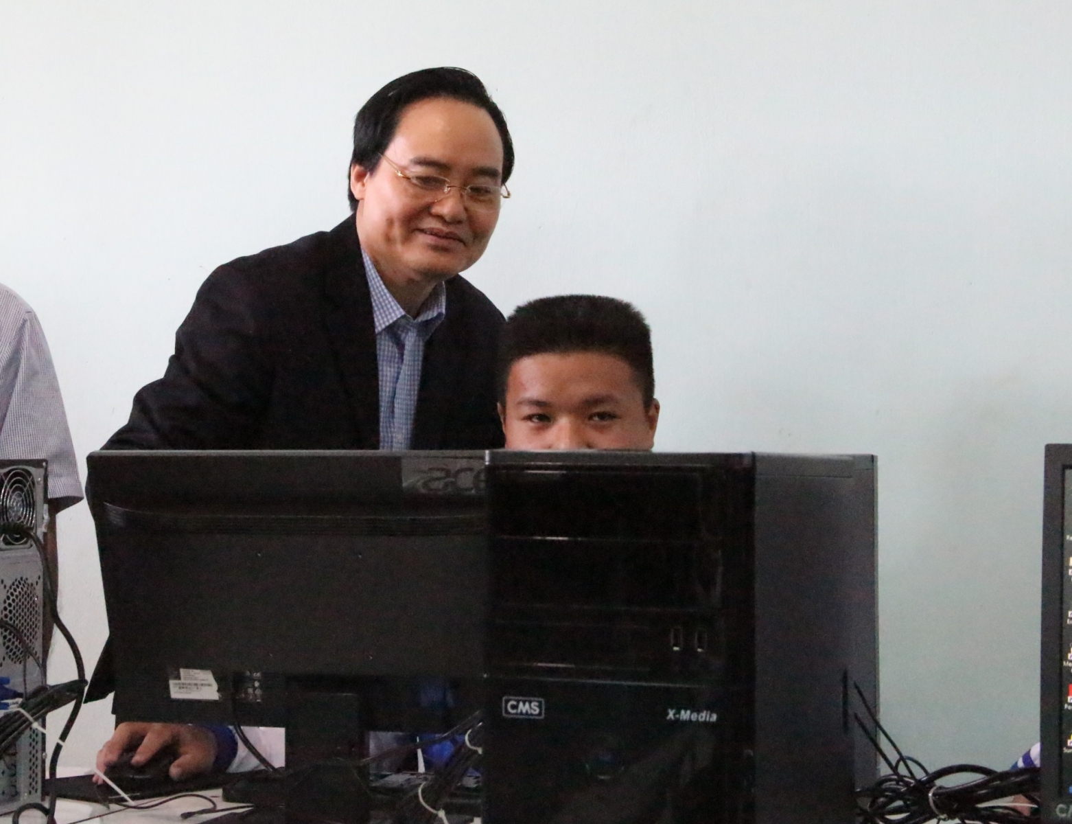 Bộ trưởng Phùng Xuân Nhạ tặng 20 bộ máy tính cho học sinh Gia Lai - Ảnh minh hoạ 2
