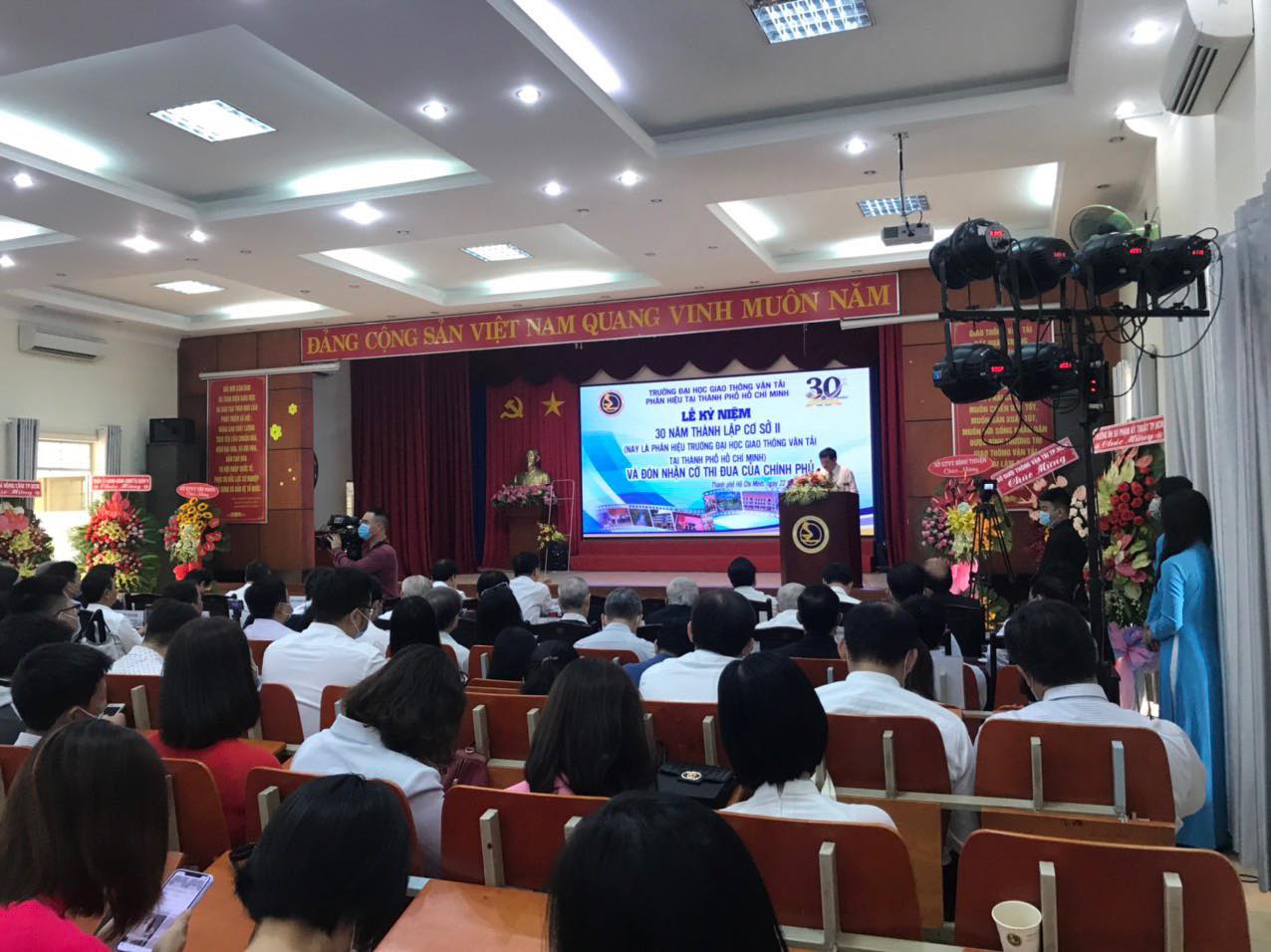 Phân hiệu Trường ĐH GTVT tại TP.HCM đón nhận Cờ thi đua của Chính phủ - Ảnh minh hoạ 2