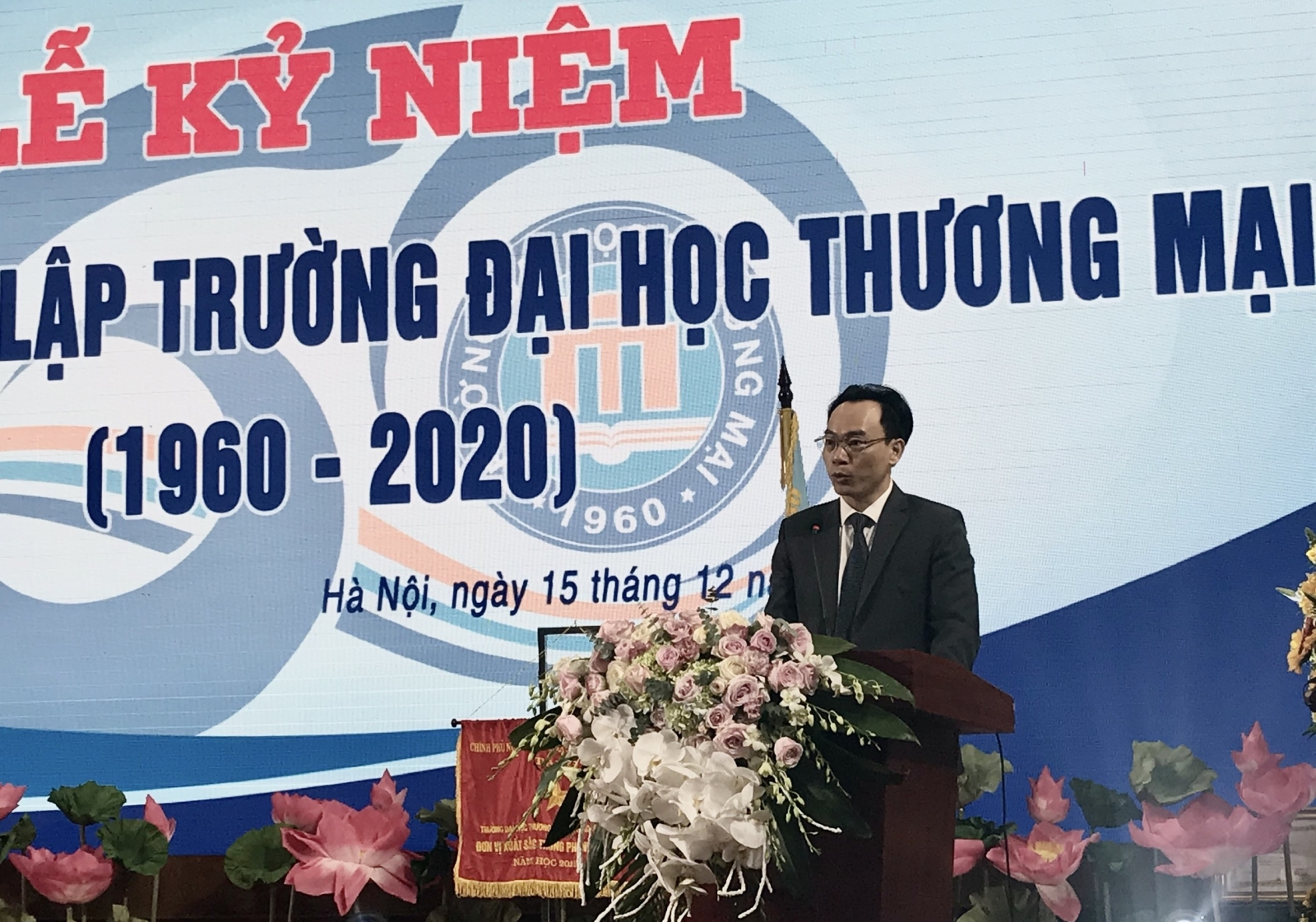 Trường Đại học Thương mại nhận Cờ thi đua của Chính phủ nhân 60 năm thành lập - Ảnh minh hoạ 2