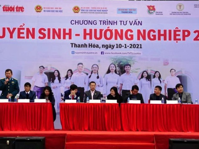 Thanh Hóa: Hàng nghìn học sinh chen chân dự tư vấn tuyển sinh trong giá rét