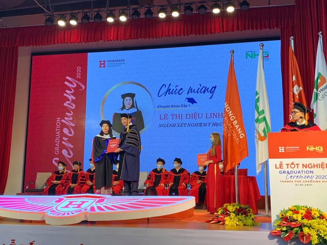 Gần 1.500 cử nhân HIU nhận bằng tốt nghiệp