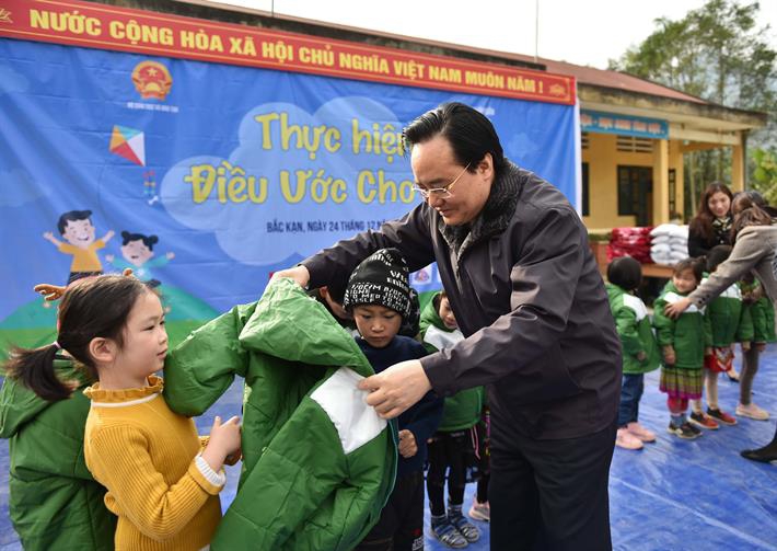 Quan tâm chăm lo đời sống giáo viên, học sinh dịp Tết nguyên đán - Ảnh minh hoạ 2