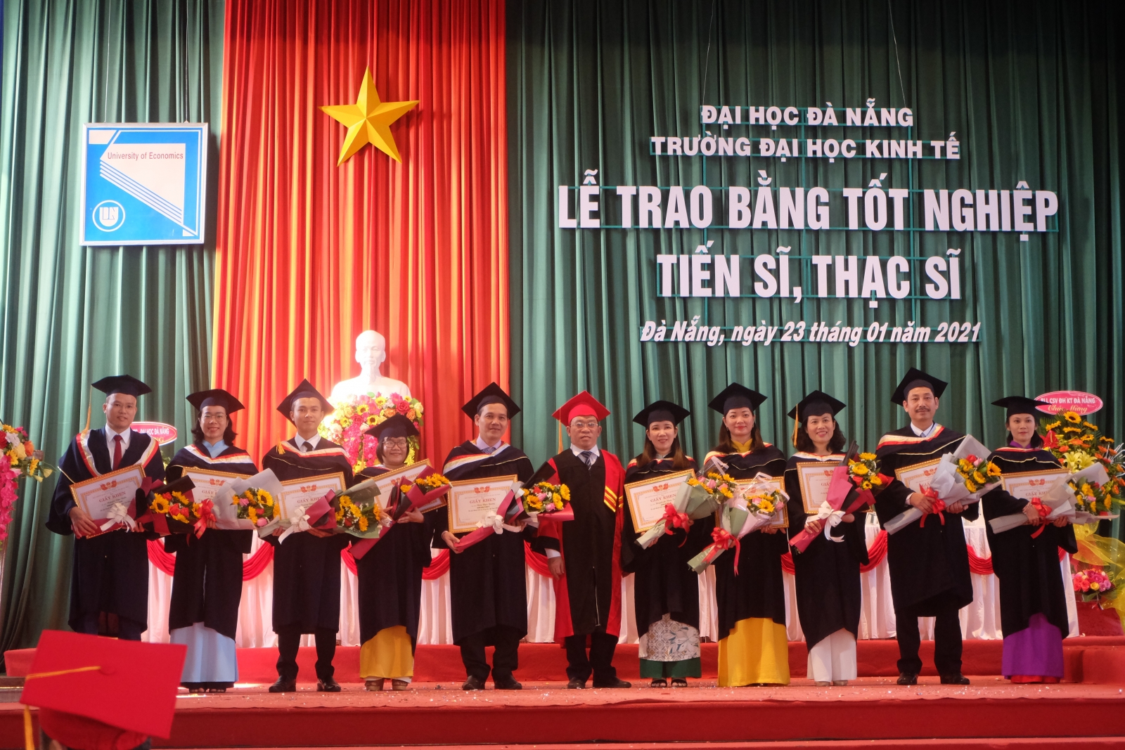 Trường ĐH Kinh tế (ĐH Đà Nẵng) trao bằng tốt nghiệp cho tân Tiến sĩ, Thạc sĩ - Ảnh minh hoạ 3