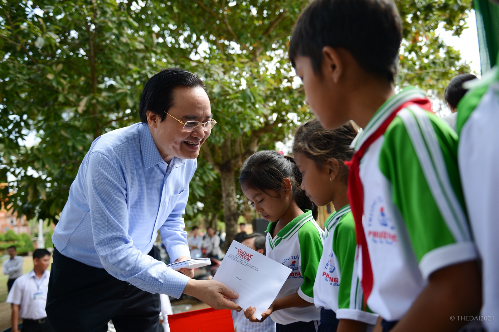Bộ trưởng Phùng Xuân Nhạ trao quà “Điều ước cho em” tới học sinh Sóc Trăng - Ảnh minh hoạ 3