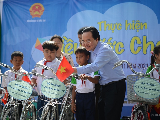 Bộ trưởng Phùng Xuân Nhạ trao quà “Điều ước cho em” tới học sinh Sóc Trăng