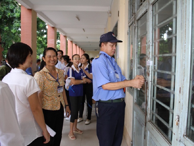 “Nóng” chuyện giáo viên trực Tết