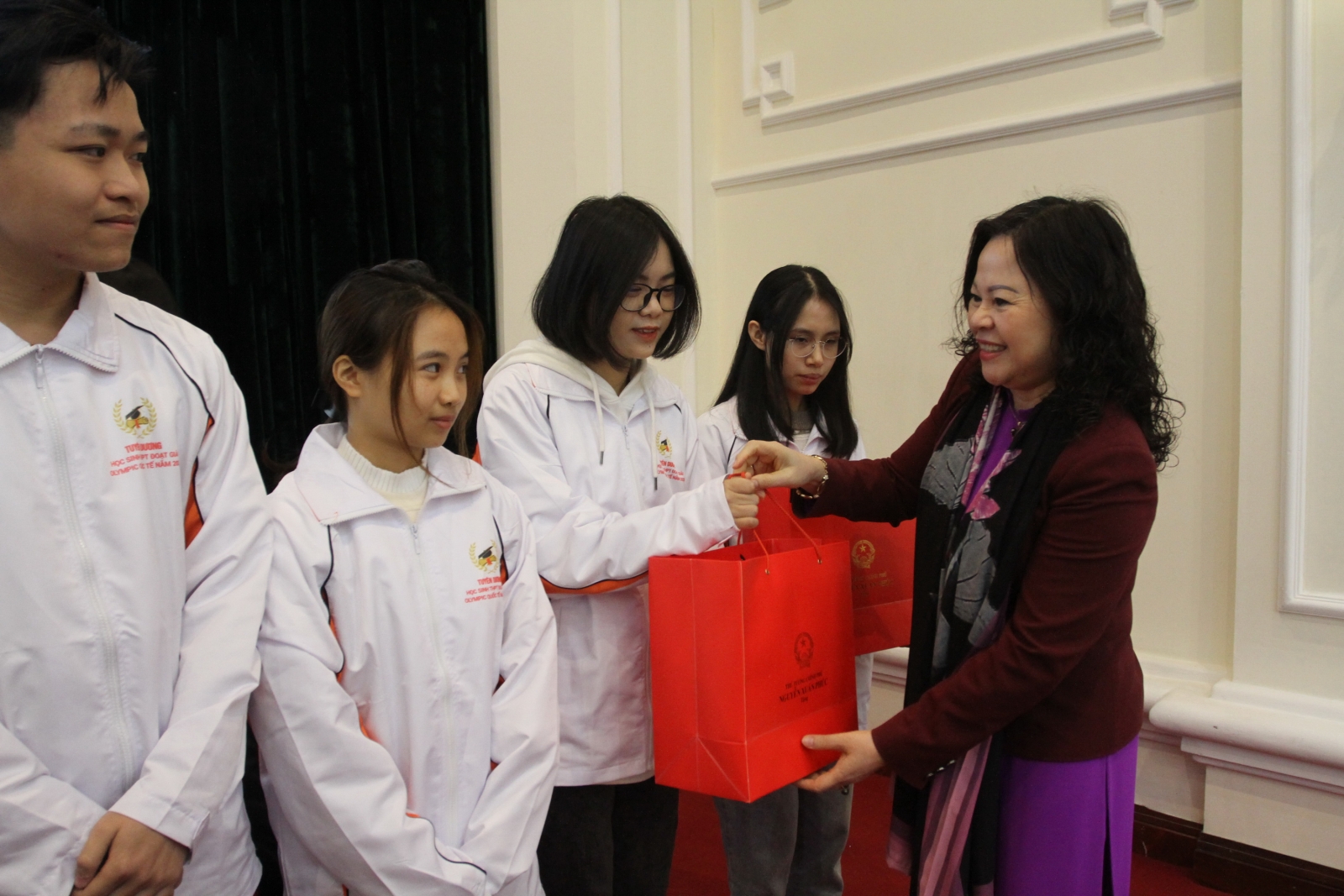 Trao quà của Thủ tướng cho các em học sinh đoạt giải Olympic quốc tế - Ảnh minh hoạ 3