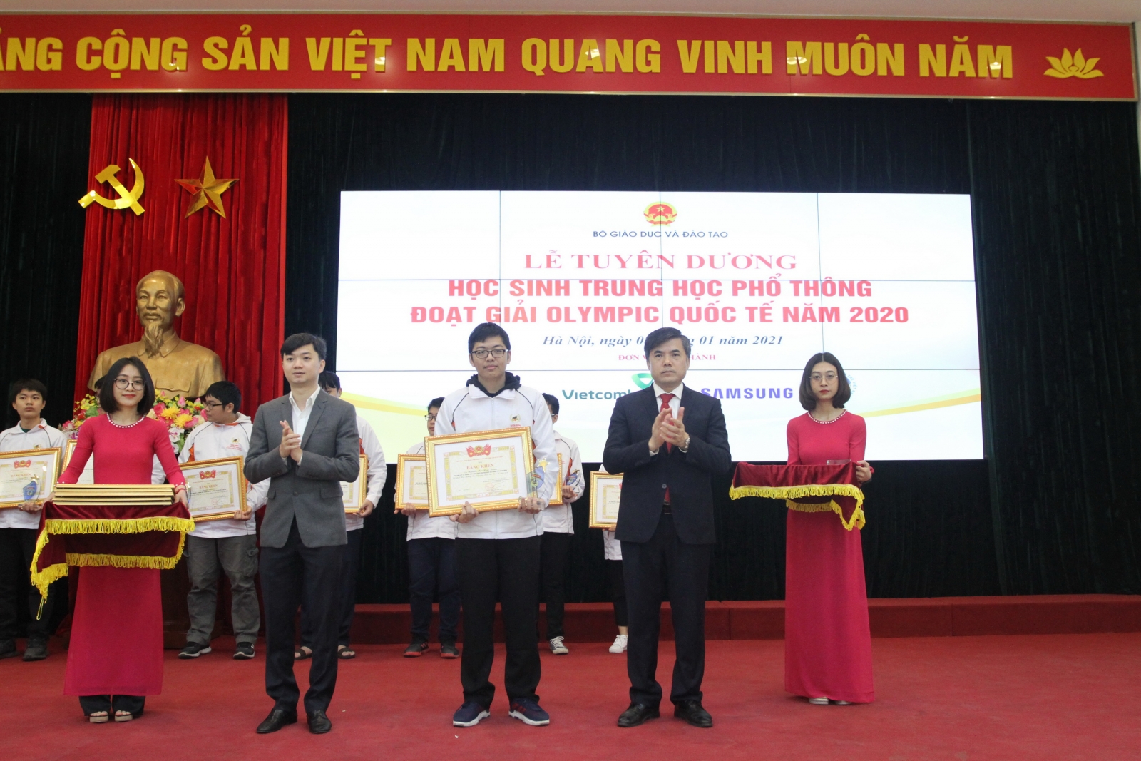 Trao quà của Thủ tướng cho các em học sinh đoạt giải Olympic quốc tế - Ảnh minh hoạ 7