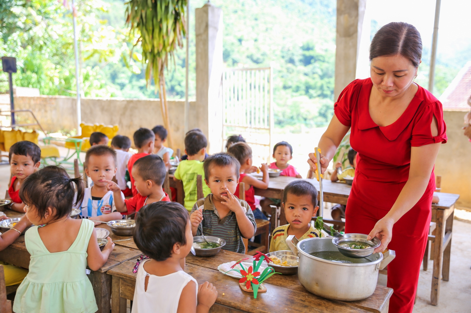 Hỗ trợ trường mầm non tổ chức bán trú: Bữa cơm nóng cho trẻ vùng khó - Ảnh minh hoạ 2