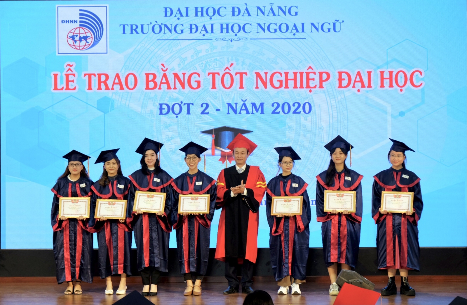 Trường ĐH Ngoại Ngữ (ĐH Đà Nẵng) trao bằng tốt nghiệp đợt II năm 2020 - Ảnh minh hoạ 2