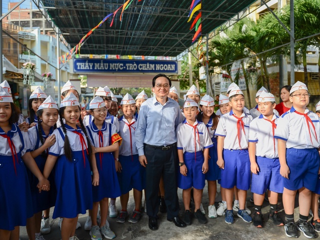 Bộ trưởng Phùng Xuân Nhạ thị sát việc thực hiện CTGDPT mới tại Bạc Liêu