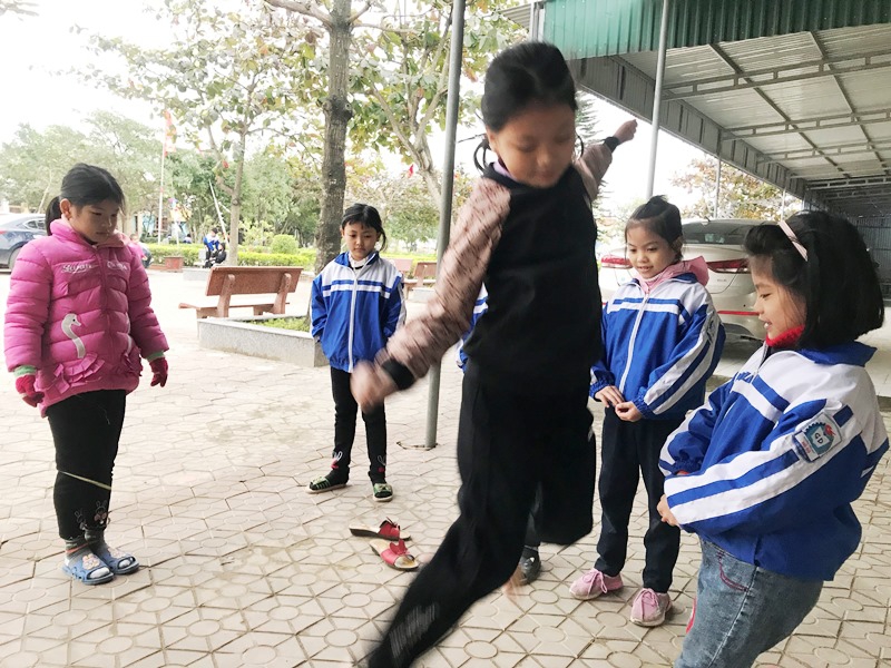 Trường miền Trung đổi khung giờ học, giữ thức ăn ấm nóng cho trò - Ảnh minh hoạ 2