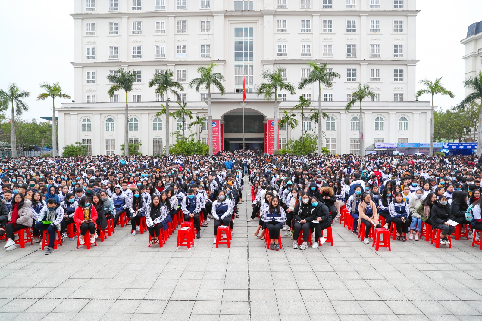 Hơn 4.000 học sinh Nghệ An đội gió rét tìm hiểu thông tin tuyển sinh 2021 - Ảnh minh hoạ 2