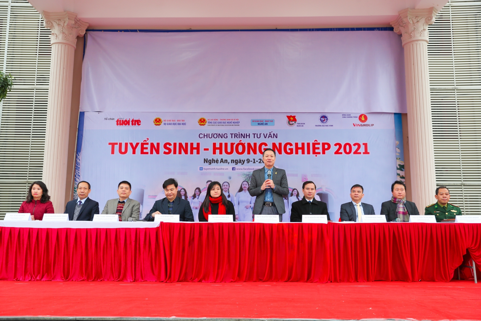 Hơn 4.000 học sinh Nghệ An đội gió rét tìm hiểu thông tin tuyển sinh 2021 - Ảnh minh hoạ 3