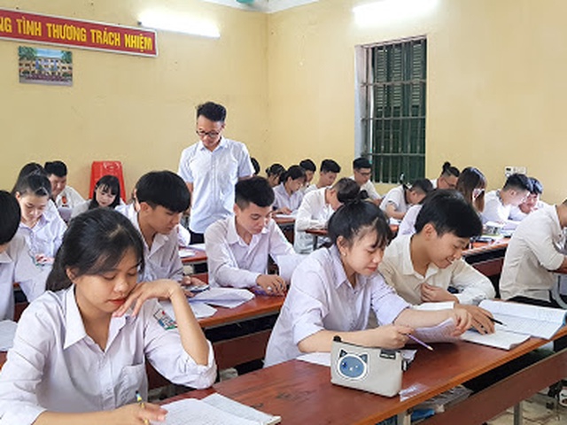 Ôn thi trực tuyến lớp 12: Coi chừng “loạn” kiến thức