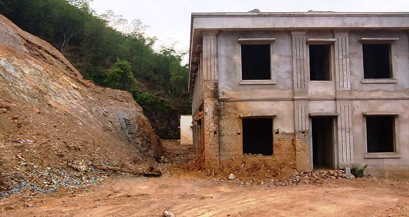 Thanh Hóa: Học sinh sơ tán khi đất đá nứt toác đe dọa đè sập một ngôi trường - Ảnh minh hoạ 12