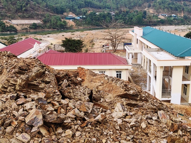 Thanh Hóa: Học sinh sơ tán khi đất đá nứt toác đe dọa đè sập một ngôi trường