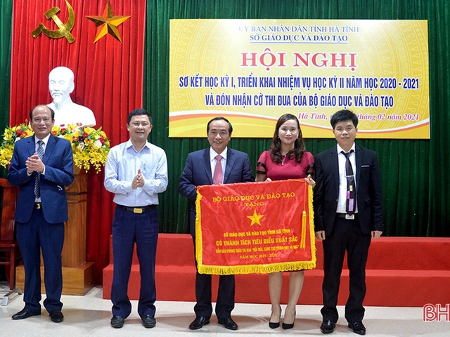 Ngành Giáo dục Hà Tĩnh đón nhận cờ thi đua của Bộ GD&ĐT