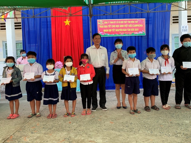 Chăm lo Tết cho học sinh Việt kiều