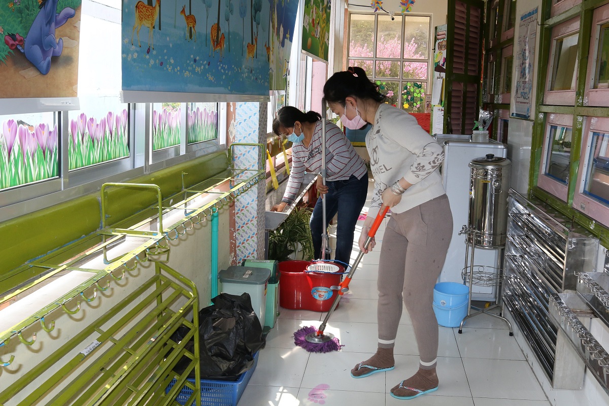 Tiền Giang: Ngày đầu HS trở lại trường sau Tết, công tác phòng dịch nghiêm ngặt - Ảnh minh hoạ 2