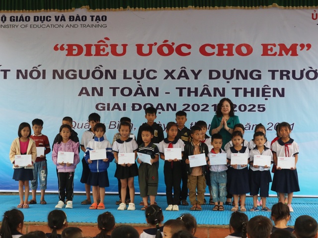 “Điều ước cho em” đến với học sinh miền núi Quảng Bình