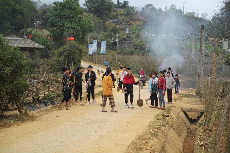 Mười năm trở lại Tủa Thàng