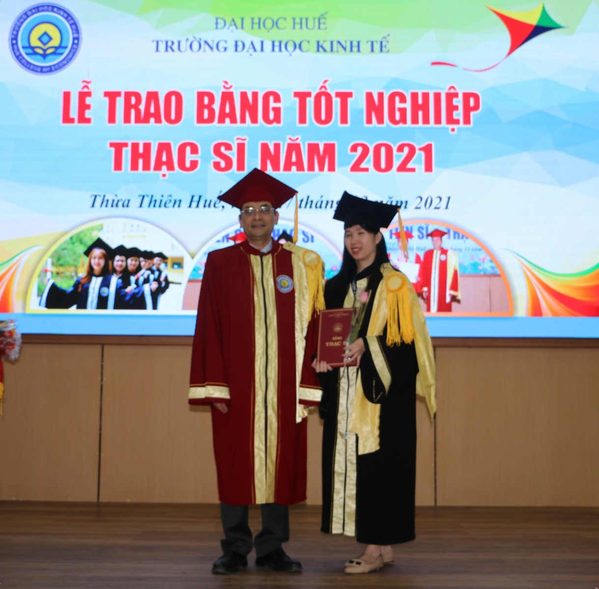 Trường Đại học Kinh tế Huế trao bằng thạc sĩ, cử nhân cho gần 700 học viên  - Ảnh minh hoạ 2