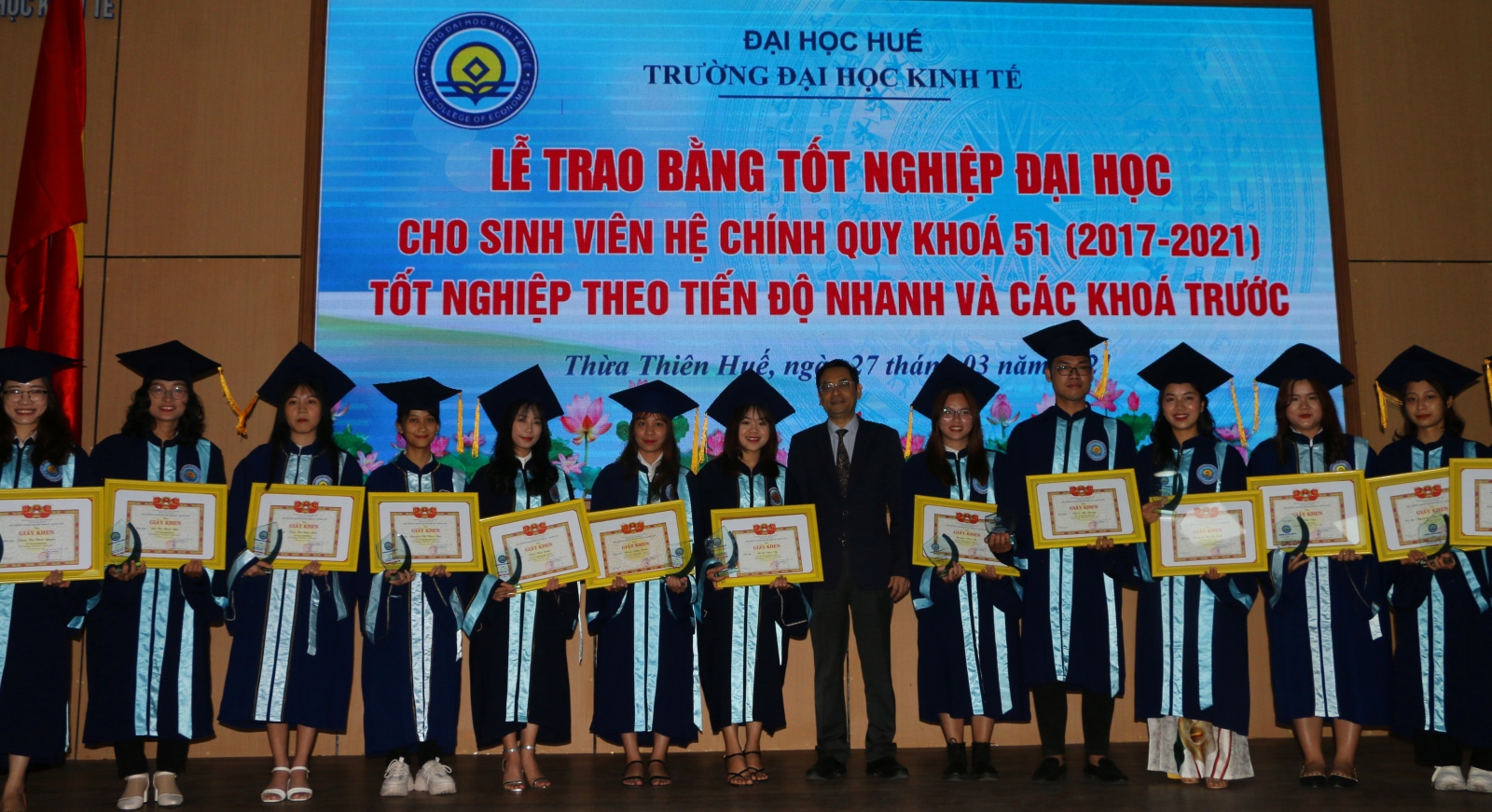 Trường Đại học Kinh tế Huế trao bằng thạc sĩ, cử nhân cho gần 700 học viên 