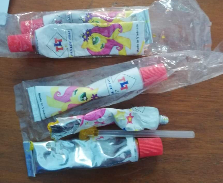 3 học sinh Quảng Bình ngộ độc sau khi dùng kẹo bong bóng mua trước cổng trường