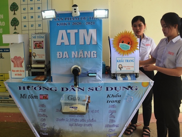 Bộ trưởng Bộ GD&ĐT tặng Bằng khen cho 2 HS chế tạo ATM phòng dịch