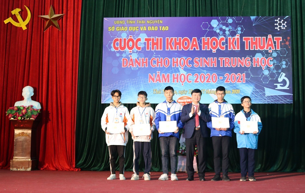 Thái Nguyên: 2 nghiên cứu về ung thư giành giải KHKT cho HS cấp quốc gia