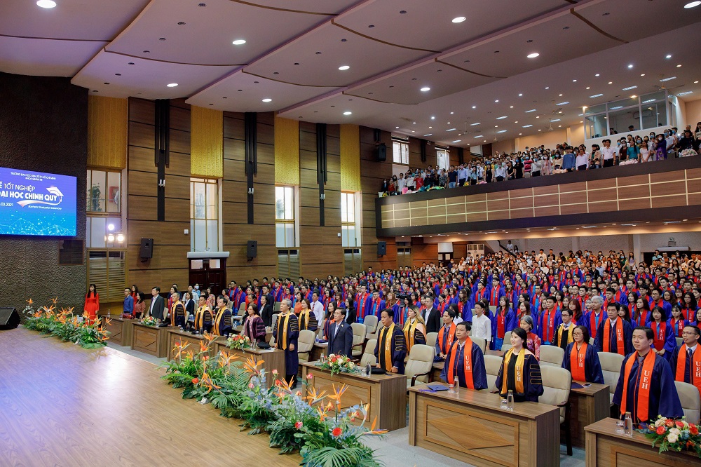 Gần 3.000 tân cử nhân Đại học Kinh tế TPHCM nhận bằng tốt nghiệp