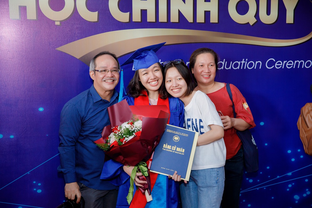 Gần 3.000 tân cử nhân Đại học Kinh tế TPHCM nhận bằng tốt nghiệp - Ảnh minh hoạ 2