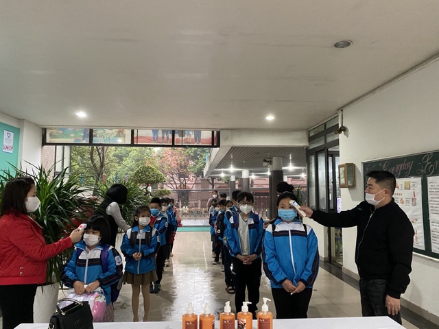 Học sinh Bắc Ninh thực hiện nghiêm an toàn phòng dịch ngày đầu đến trường