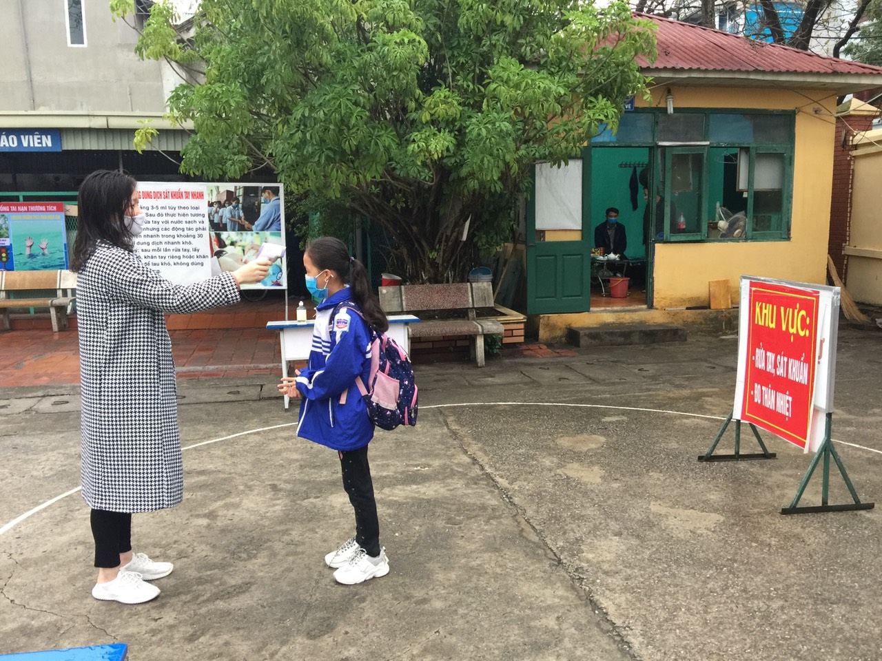 Quảng Ninh: Giáo viên đón, hướng dẫn HS từ cổng trường trong ngày đầu đi học lại - Ảnh minh hoạ 2