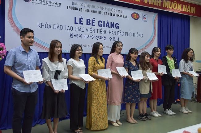 25 học viên xuất sắc nhận bằng cử nhân tiếng Hàn