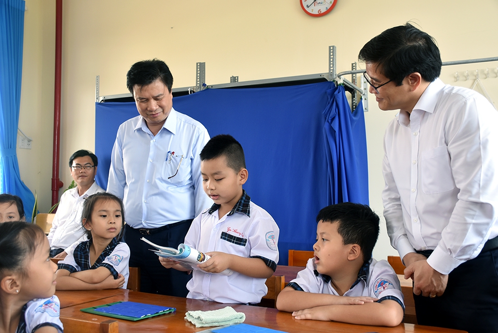 Thứ trưởng Nguyễn Hữu Độ thị sát thực hiện CTGDPT mới tại Long An
