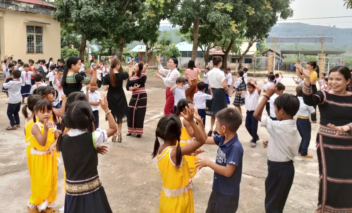 Học sinh Kon Tum thích thú học thực nghiệm tài liệu GD địa phương lớp 2 - Ảnh minh hoạ 5