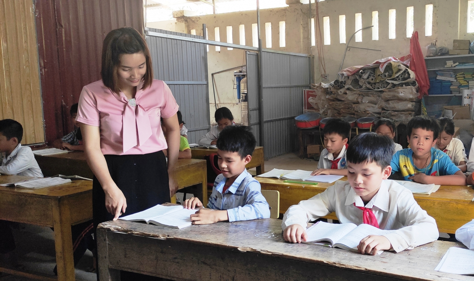 Xót xa những lớp học tạm trong nhà tranh tre ở vùng cao Quan Sơn - Ảnh minh hoạ 7