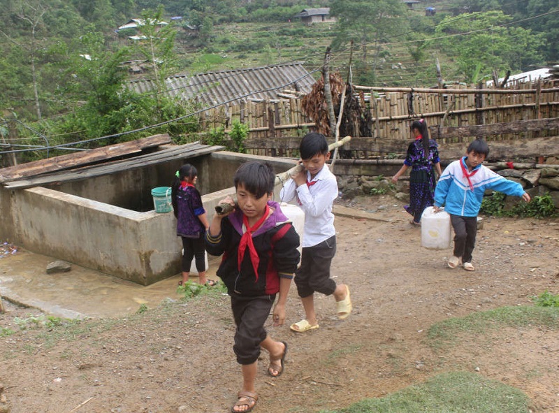 Tủa Chùa - Điện Biên: Trẻ đến trường trong cơn khát nước - Ảnh minh hoạ 2