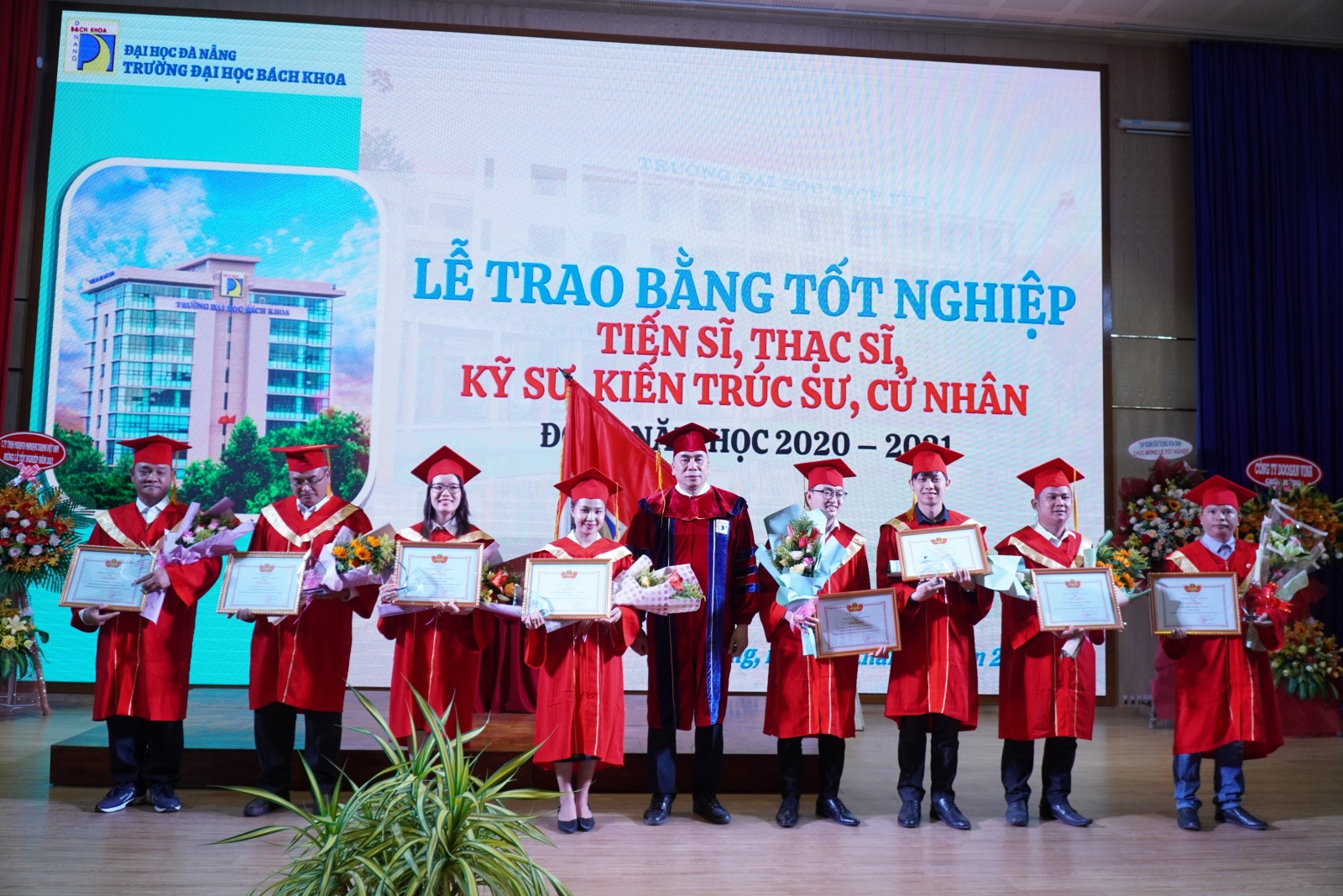Trường ĐH Bách khoa (ĐH Đà Nẵng): Trao bằng tốt nghiệp đợt I năm học 2020 - 2021