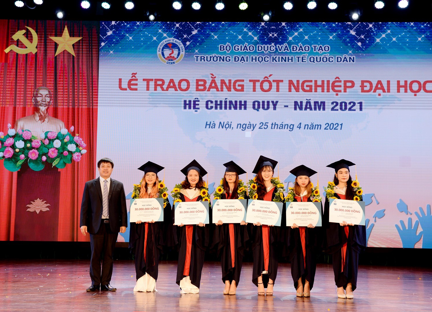 223 sinh viên xuất sắc tốt nghiệp Trường ĐH Kinh tế Quốc dân năm 2021 - Ảnh minh hoạ 2