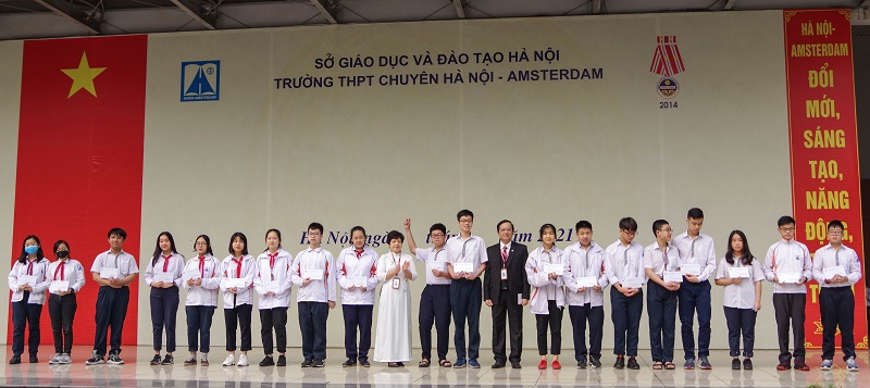 Cấp học bổng cho học sinh chuyên ở Hà Nội: Người phấn khởi, kẻ chạnh lòng - Ảnh minh hoạ 2