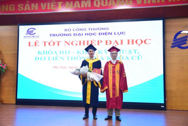 Trường ĐH Điện lực trao bằng Cử nhân chính quy cho gần 900 SV khóa D11 và D13 