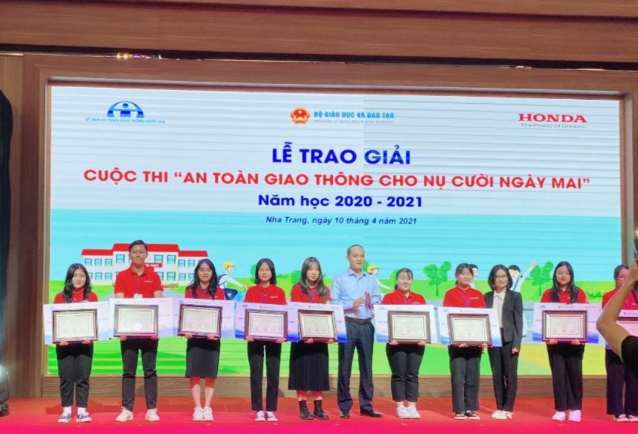 Hà Tĩnh nhận Cờ xuất sắc tại Cuộc thi ATGT cho nụ cười ngày mai