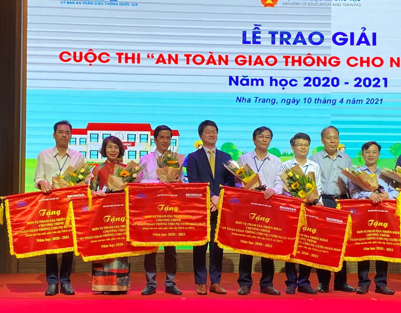 Hà Tĩnh nhận Cờ xuất sắc tại Cuộc thi ATGT cho nụ cười ngày mai - Ảnh minh hoạ 2