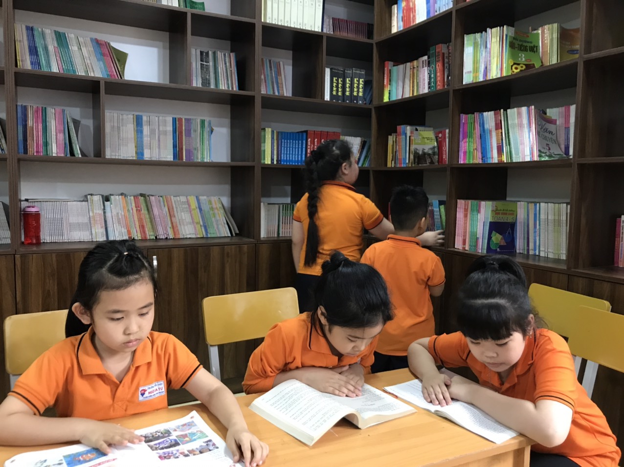 Nhà văn Nguyễn Bích Lan truyền đam mê đọc sách cho hàng nghìn học sinh Hải Phòng - Ảnh minh hoạ 3